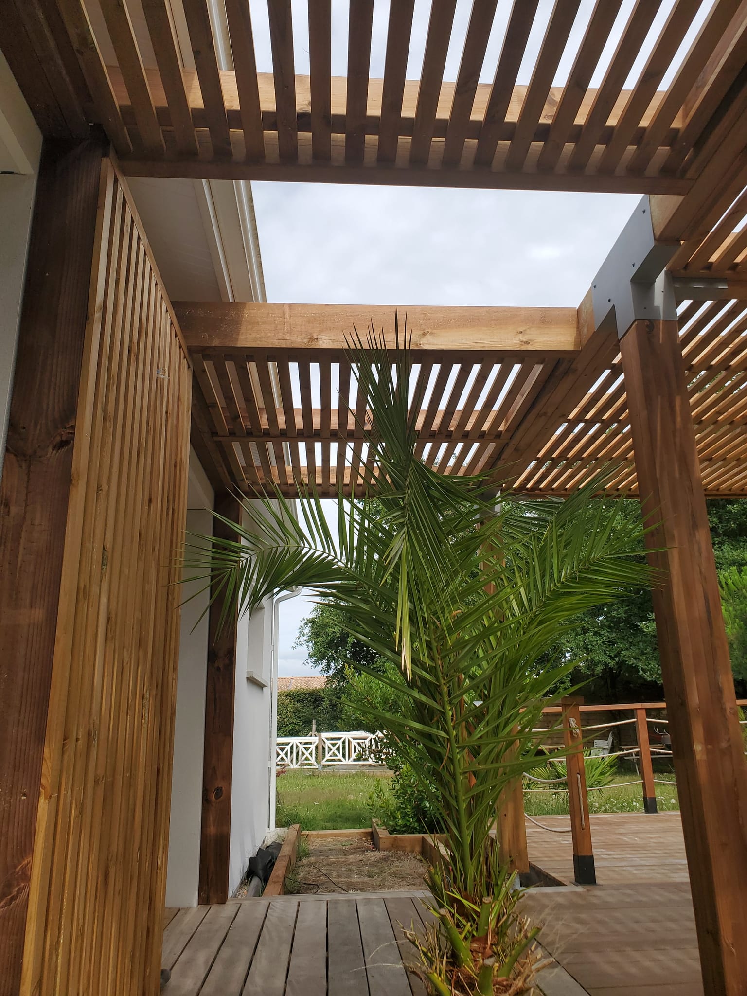 Terrasse en bois et aménagement paysager réalisés par Tera Nature